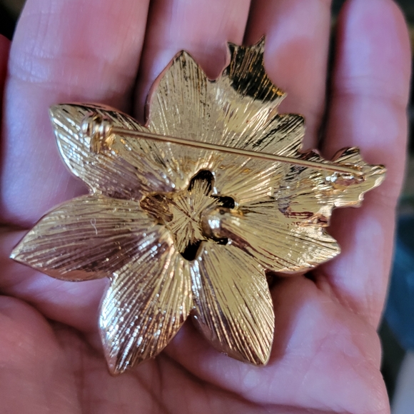 Poinsettia Christmas Holiday Brooch ~ Rhinestone Embellishments ~ Pretty! - Picture 8 of 12